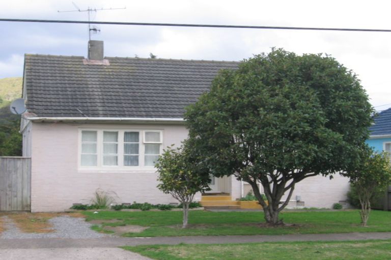 Photo of property in 122 Reynolds Street, Taita, Lower Hutt, 5011