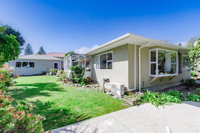 Photo of property in 8a Fleetwood Grove, Waikanae, 5036
