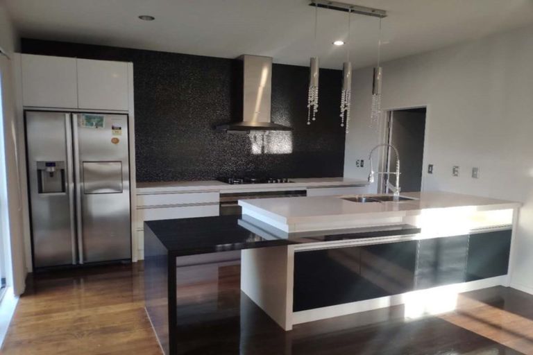 Photo of property in 21 Loughros Place, Pinehill, Auckland, 0632