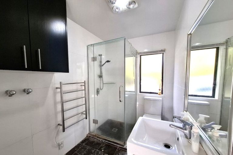 Photo of property in 1a Charnley Grove, Glenfield, Auckland, 0629