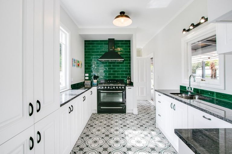 Photo of property in 2 Lucknow Road, Havelock North, 4130