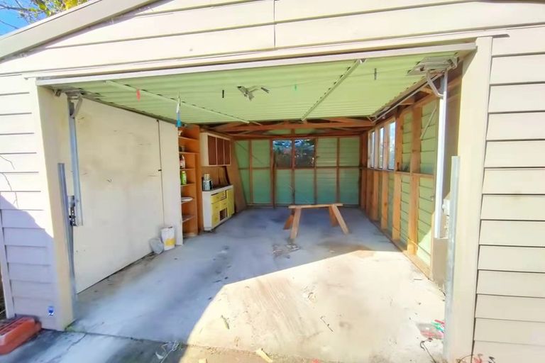 Photo of property in 8 Armstrong Place, New Lynn, Auckland, 0600