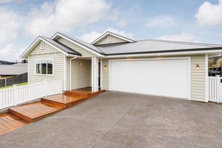 Photo of property in 44 Vaucluse Heights, Fitzherbert, Palmerston North, 4410