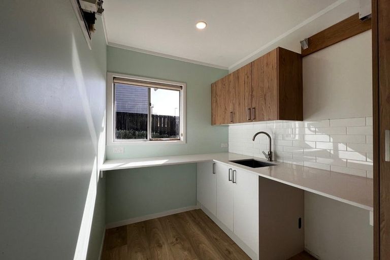 Photo of property in 2/39 Camrose Place, Glenfield, Auckland, 0629