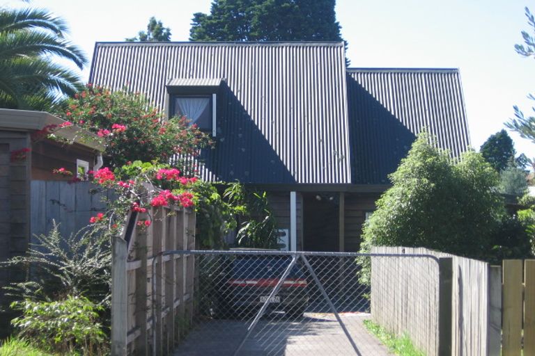 Photo of property in 8 Caspian Close, New Lynn, Auckland, 0600