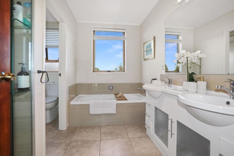 Photo of property in 29 Ingle Avenue, Waipahihi, Taupo, 3330