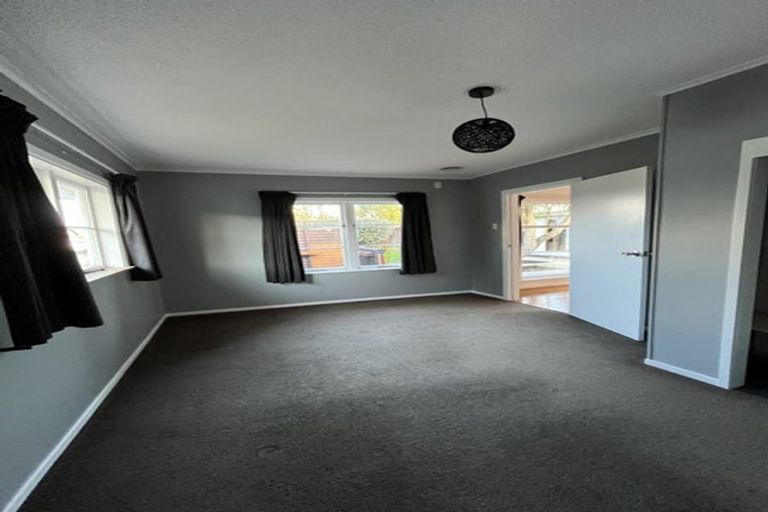 Photo of property in 1/934 East Coast Road, Northcross, Auckland, 0630