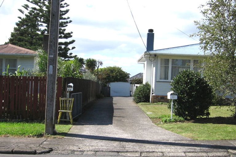 Photo of property in 1/8 Ward Crescent, Te Atatu Peninsula, Auckland, 0610