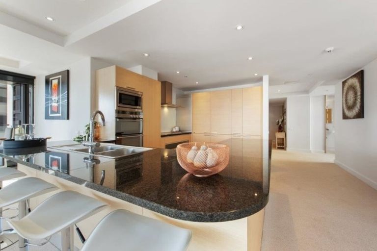 Photo of property in 2/6 Marine Parade, Mount Maunganui, 3116