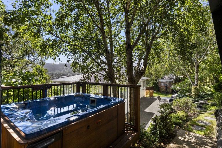 Photo of property in 39 Taylor Terrace, Tawa, Wellington, 5028