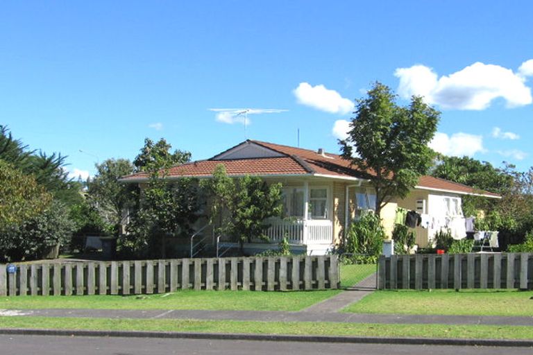 Photo of property in 31 Holmes Drive, West Harbour, Auckland, 0618