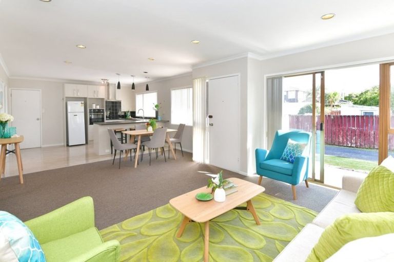 Photo of property in 2/24 Tamariki Avenue, Kelston, Auckland, 0602