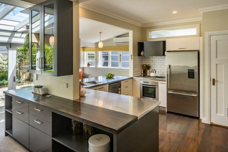 Photo of property in 7 Hinau Street, Eastbourne, Lower Hutt, 5013