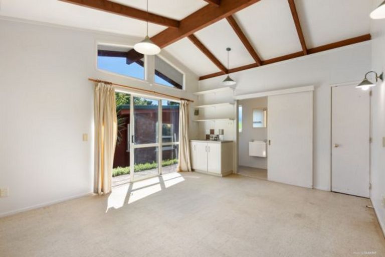 Photo of property in 31 Cron Avenue, Te Atatu South, Auckland, 0610