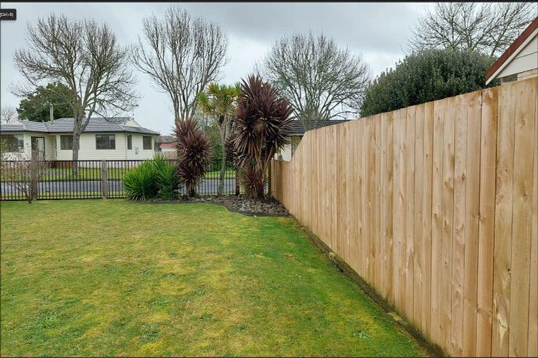 Photo of property in 98 Oakfield Crescent, Pukete, Hamilton, 3200
