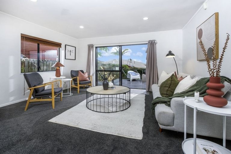Photo of property in 2/23 Heathglen Place, Bayview, Auckland, 0629