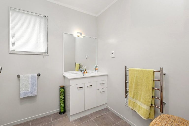 Photo of property in 51 Wallis Street, Raglan, 3225