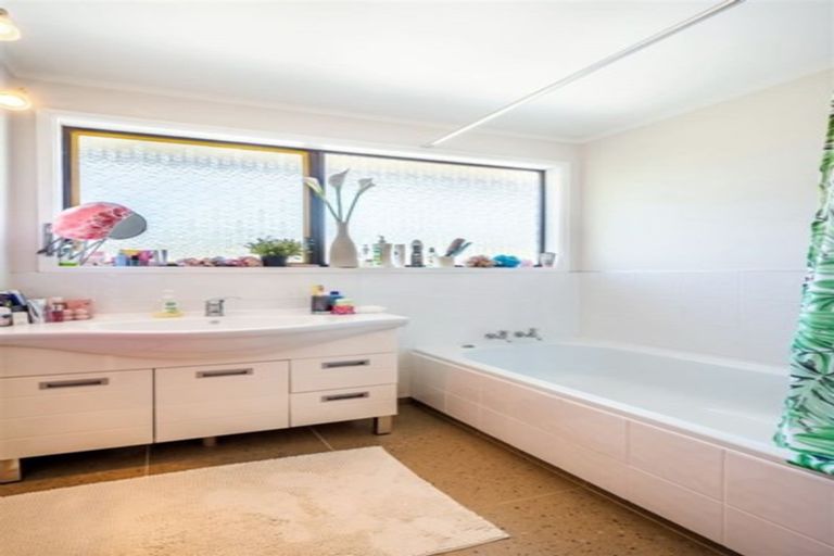 Photo of property in 28 Glamorgan Drive, Torbay, Auckland, 0630