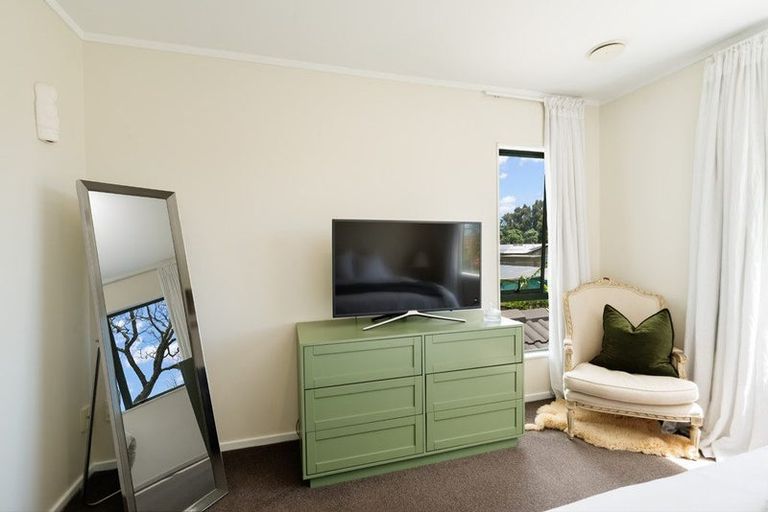 Photo of property in 33 Woodford Avenue, Henderson, Auckland, 0610