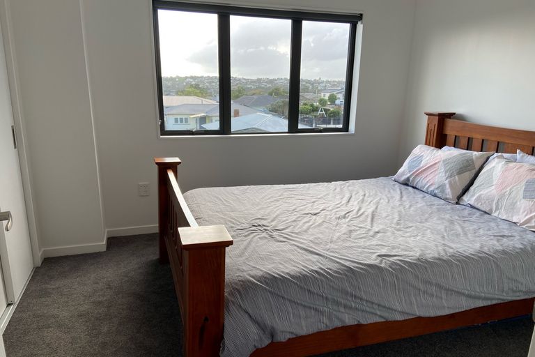 Photo of property in 2/3 Abbotleigh Avenue, Te Atatu Peninsula, Auckland, 0610