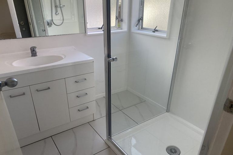 Photo of property in 2/15 Lambrown Drive, Totara Vale, Auckland, 0629