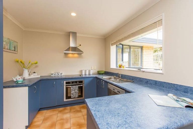 Photo of property in 24 Piper Place, Goodwood Heights, Auckland, 2105