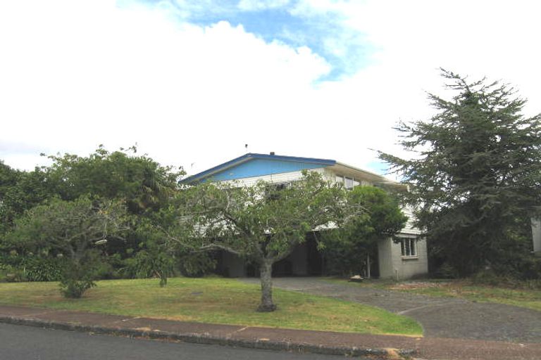 Photo of property in 16 Catalina Crescent, Forrest Hill, Auckland, 0620