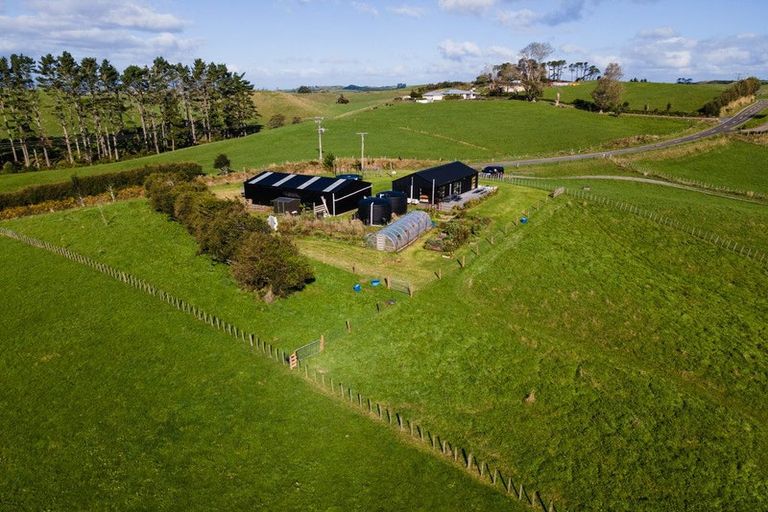 Photo of property in 237 Croydon Road, Midhirst, Stratford, 4394