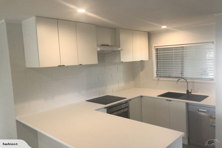 Photo of property in 15 Queen Mary Avenue, New Lynn, Auckland, 0600