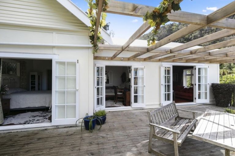 Photo of property in 34 Ferry Road, Days Bay, Lower Hutt, 5013