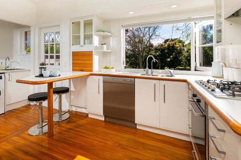 Photo of property in 8 Frieston Road, Milford, Auckland, 0620