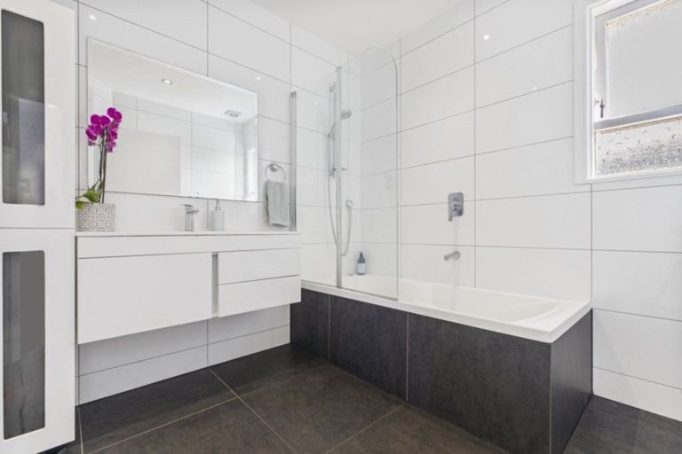 Photo of property in 24 La Rosa Street, Green Bay, Auckland, 0604