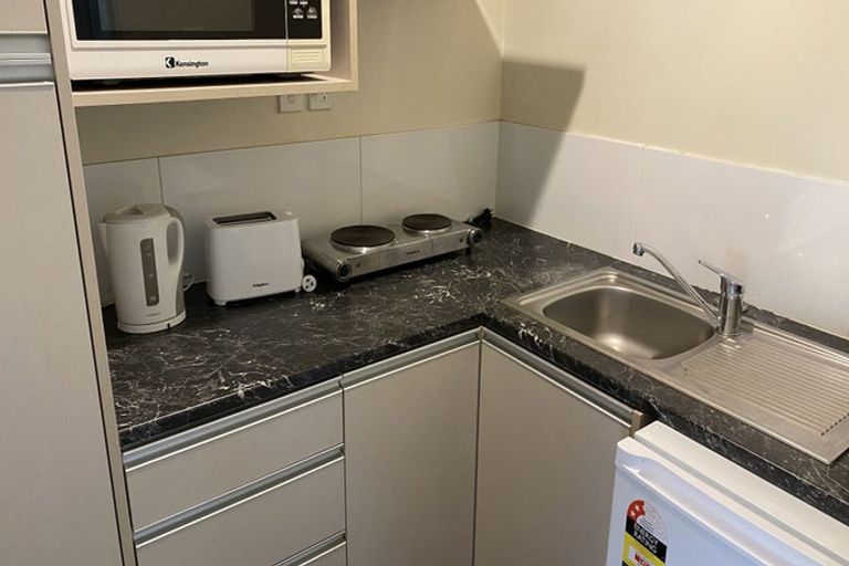 Photo of property in 8d Schnapper Rock Road, Schnapper Rock, Auckland, 0632