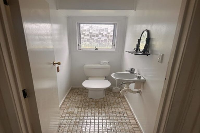 Photo of property in 261 Wairau Road, Totara Vale, Auckland, 0627