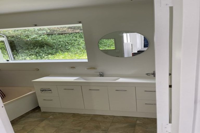 Photo of property in 6 Churton Drive, Churton Park, Wellington, 6037