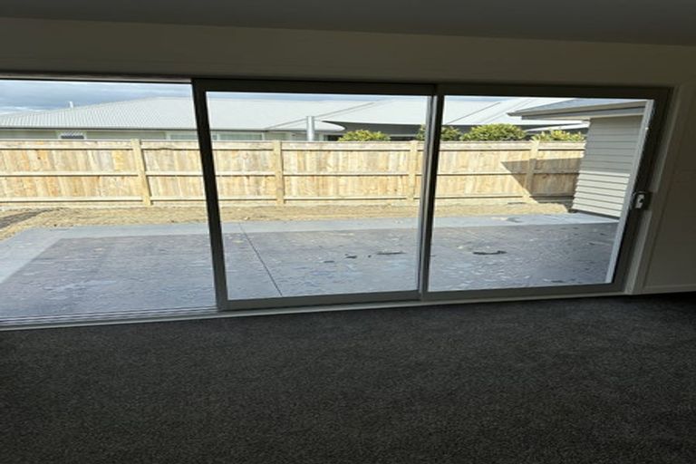 Photo of property in 32 Solitude Crescent, Kelvin Grove, 4414