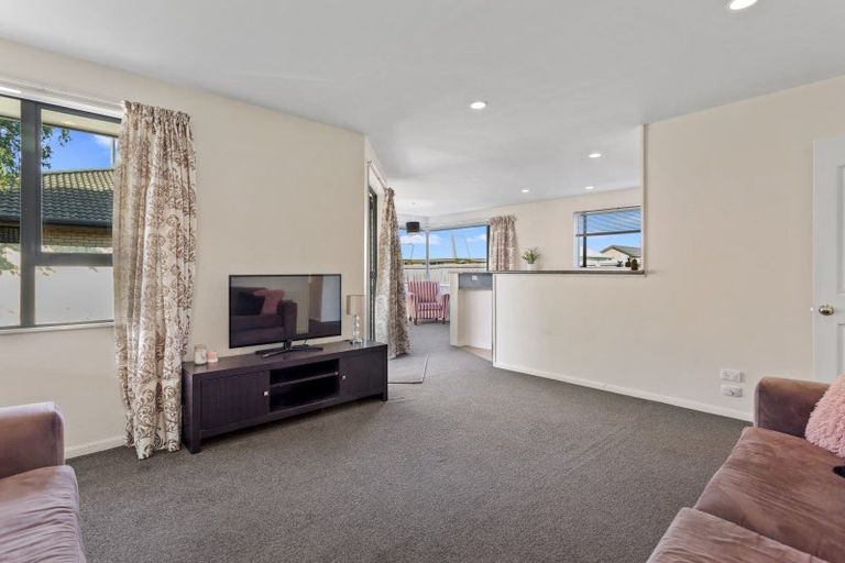 Photo of property in 8 Watkins Drive, Rangiora, 7400
