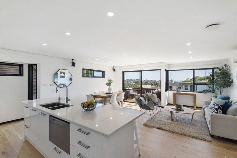 Photo of property in 1/870 Beach Road, Waiake, Auckland, 0630