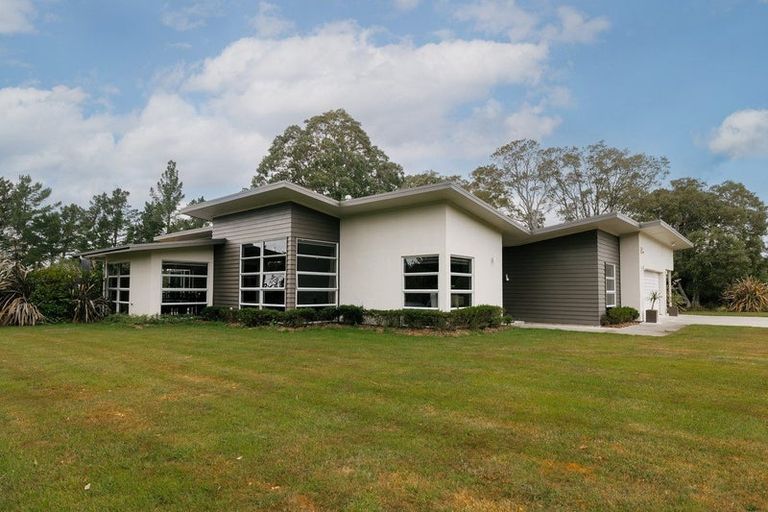 Photo of property in 8 Titirangi Drive, Fitzherbert, Palmerston North, 4471