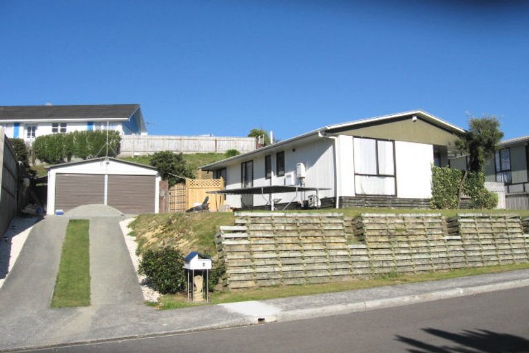 Photo of property in 2 Mcmanaway Grove, Stokes Valley, Lower Hutt, 5019