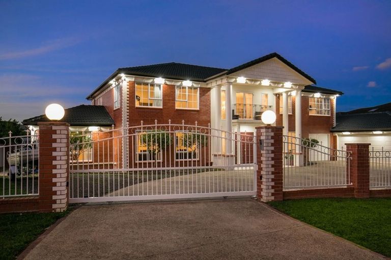 Photo of property in 18 Mansion Court, West Harbour, Auckland, 0618