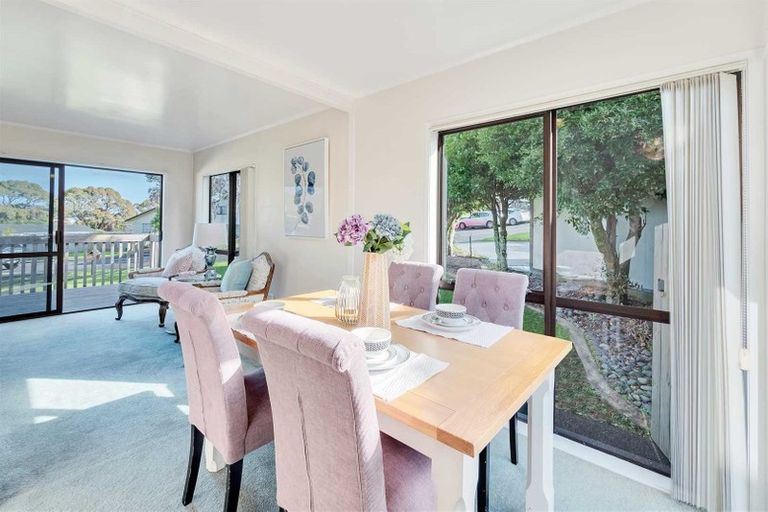 Photo of property in 15 Peterhouse Place, West Harbour, Auckland, 0618
