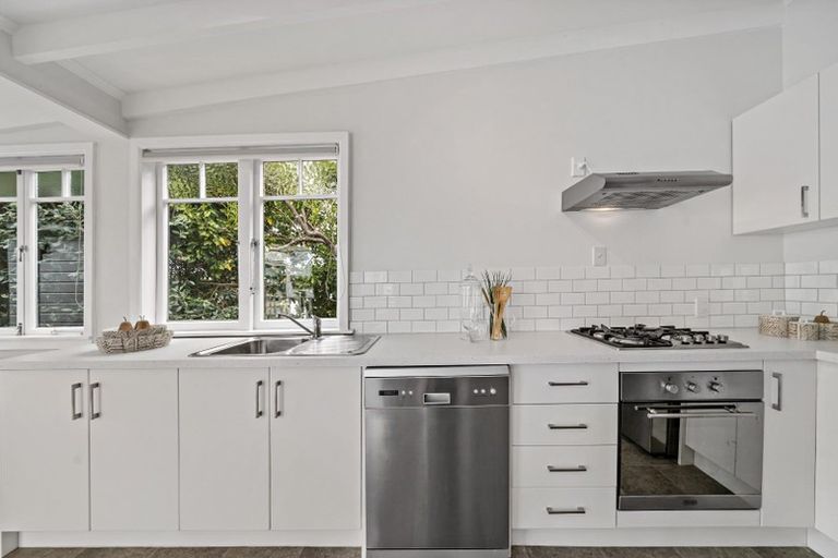 Photo of property in 24 Alberta Street, Point Chevalier, Auckland, 1022