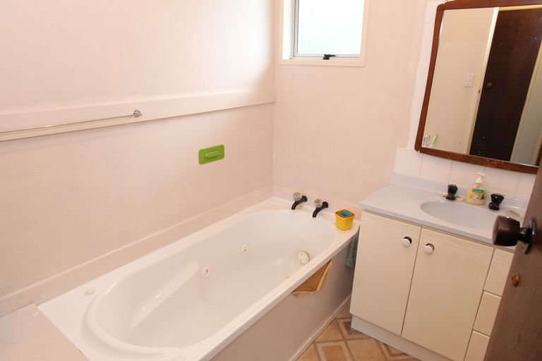 Photo of property in 21 Crescent Court, Melville, Hamilton, 3206