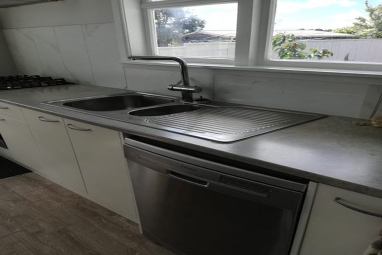 Photo of property in 3 Glen Marine Parade, Glendene, Auckland, 0602