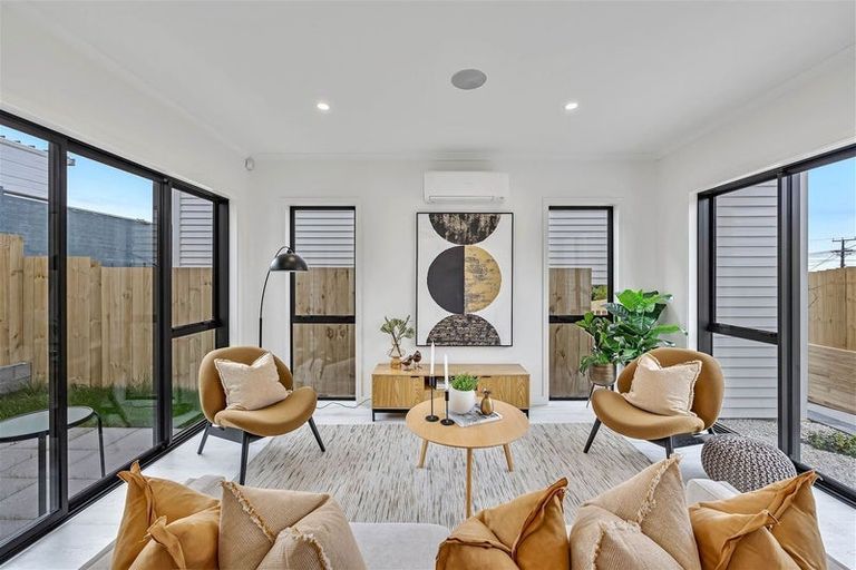 Photo of property in 562b Beach Road, Rothesay Bay, Auckland, 0630