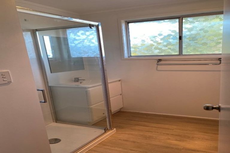 Photo of property in 1/29 Ridgewood Crescent, Birkenhead, Auckland, 0626