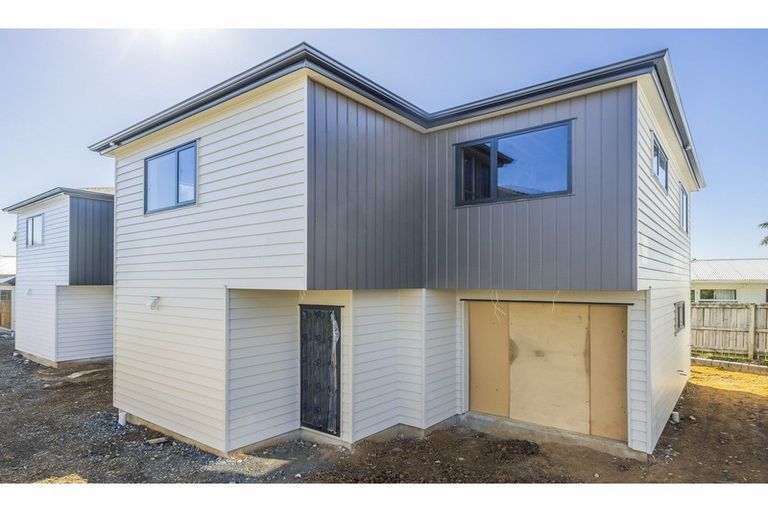 Photo of property in 2/25 Tawa Road, Te Atatu Peninsula, Auckland, 0610