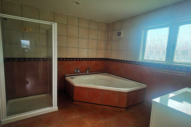 Photo of property in 14 Cron Avenue, Te Atatu South, Auckland, 0610