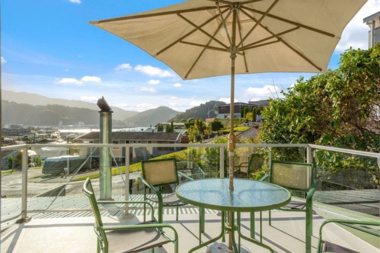 Photo of property in 27 Seaview Crescent, Picton, 7220